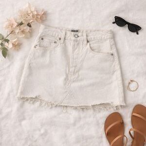 AGOLDE White Denim Mini Skirt Raw Hem High Rise Summer Model Off Duty 25